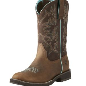 Delilah Round toe western boot. Distressed Brown Ariat sz 8